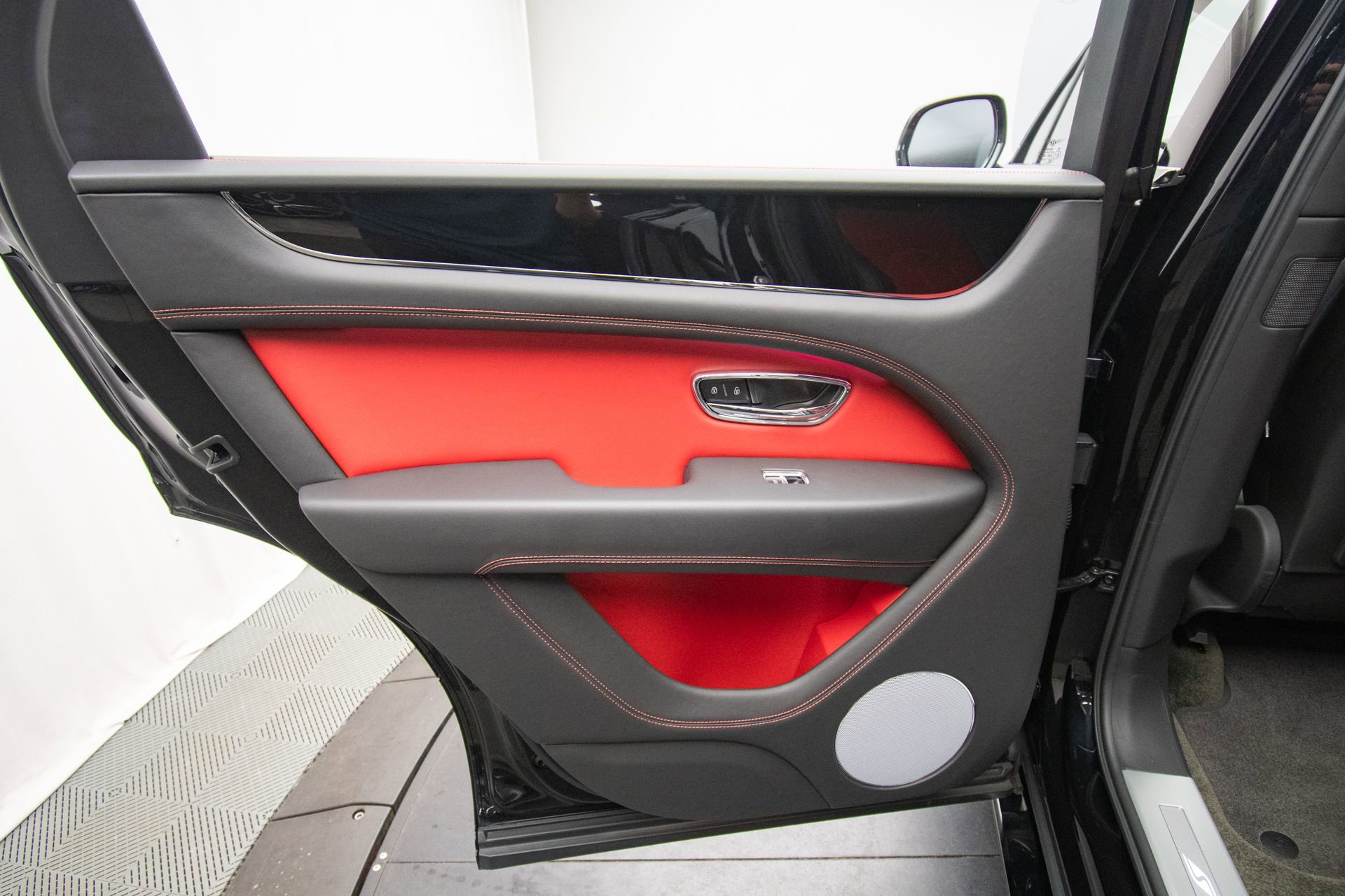 Used 2022 Bentley Bentayga image 35