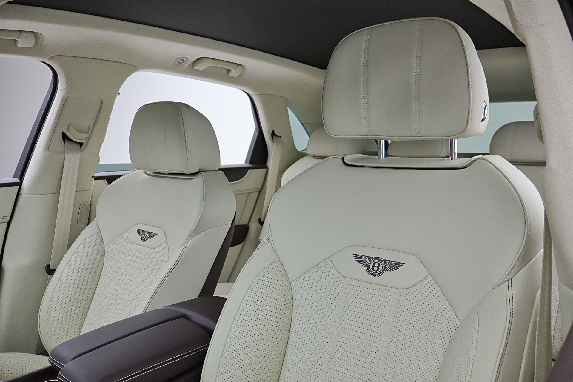 Used 2024 Bentley Bentayga Plug-In Hybrid image 34