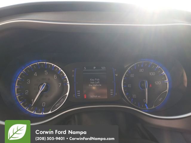 Used 2020 Chrysler Pacifica Touring-L image 15