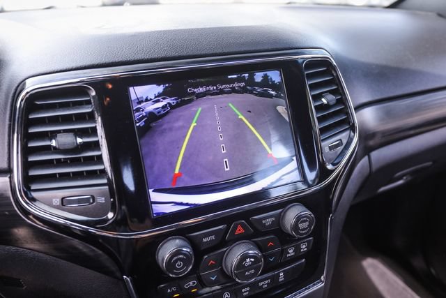Used 2020 Jeep Grand Cherokee Laredo AWD/4WD image 38