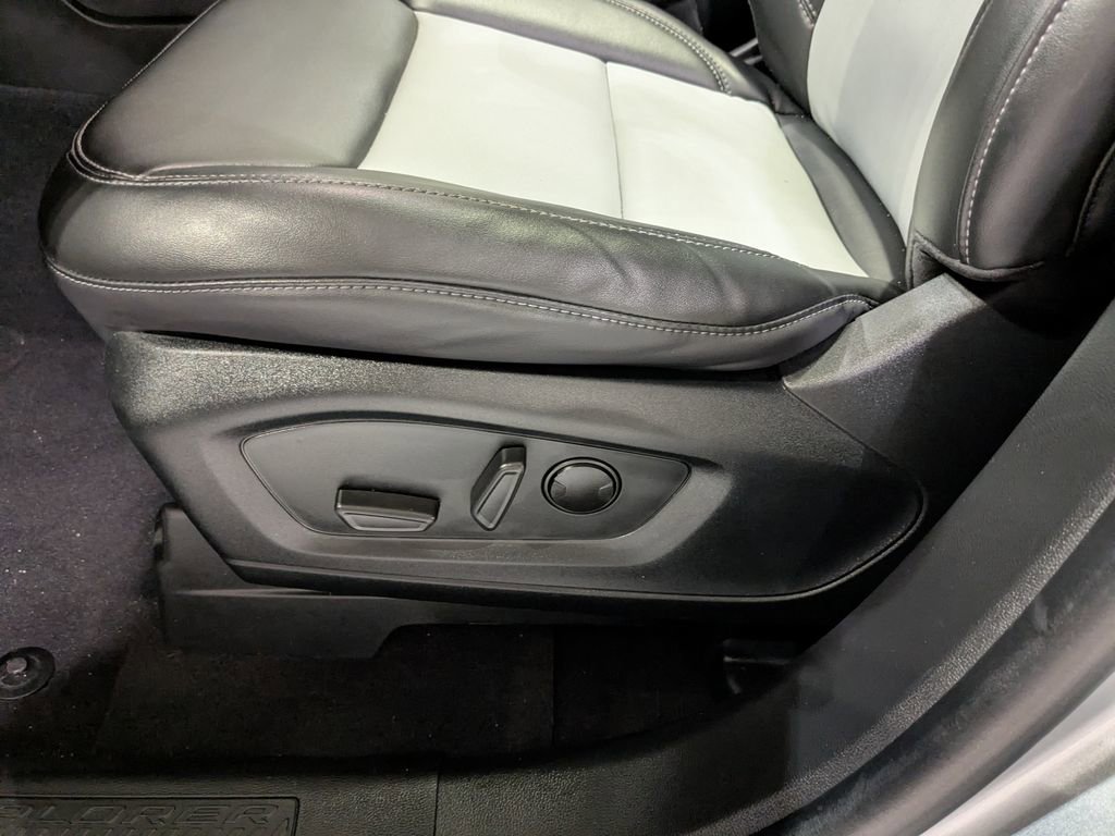 Used 2023 Ford Explorer XLT w/ Equipment Group 202A AWD/4WD image 17