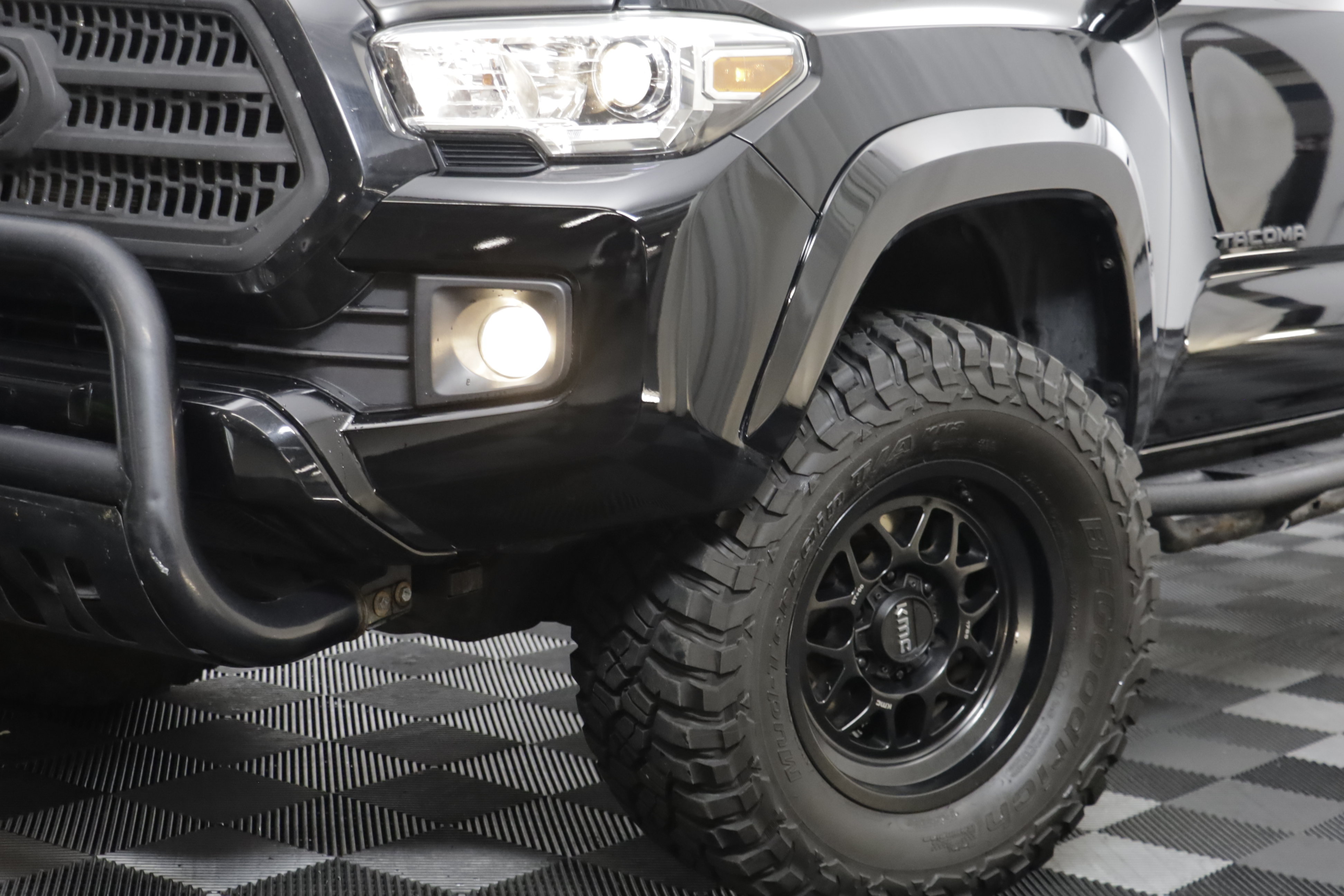 Used 2017 Toyota Tacoma TRD Sport w/ Tow Package (A/T) AWD/4WD image 3