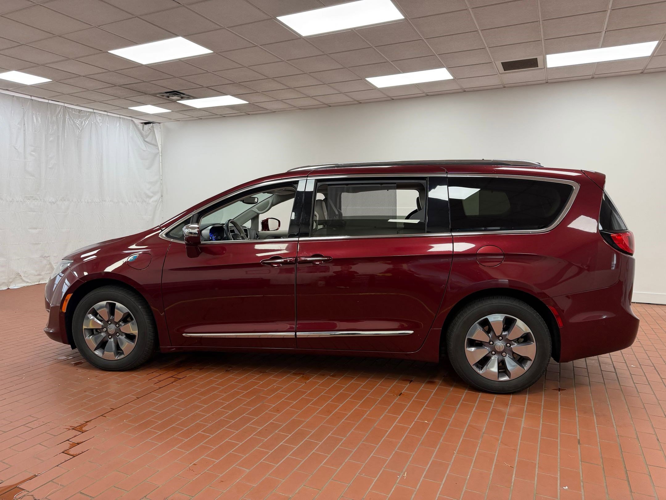 Used 2018 Chrysler Pacifica Limited w/ Advanced Safetytec Group image 2