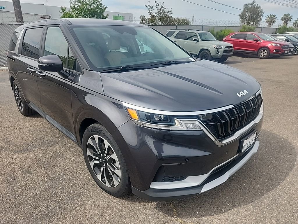 Used 2023 Kia Carnival EX image 1
