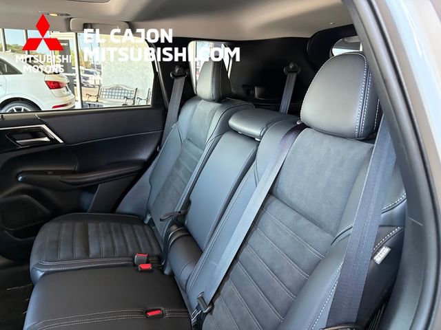 Used 2025 Mitsubishi Outlander SE image 14
