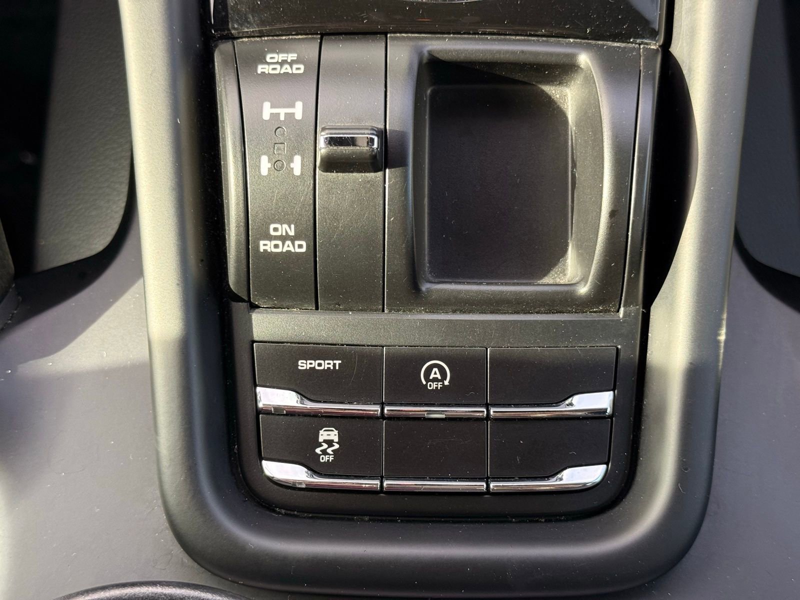 Used 2017 Porsche Cayenne image 24