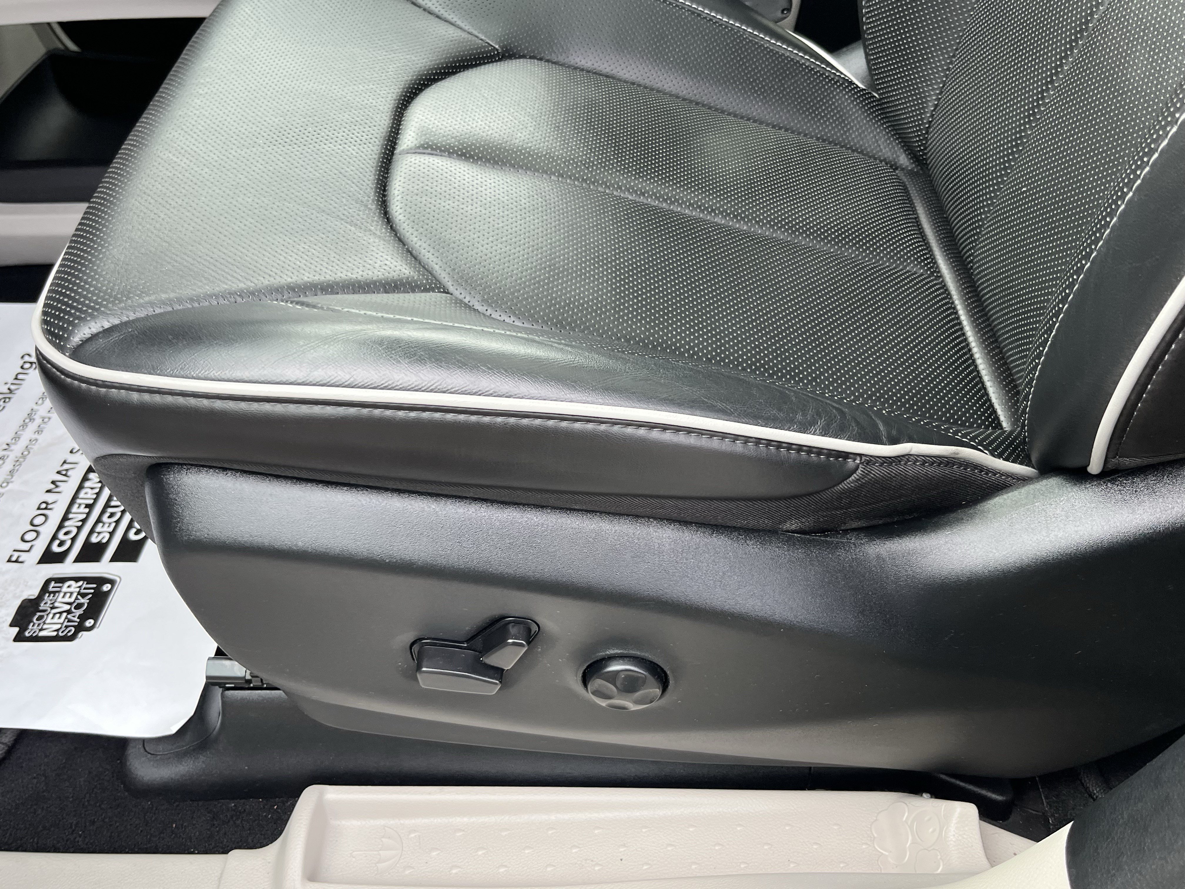 Used 2024 Chrysler Pacifica Limited FWD image 19