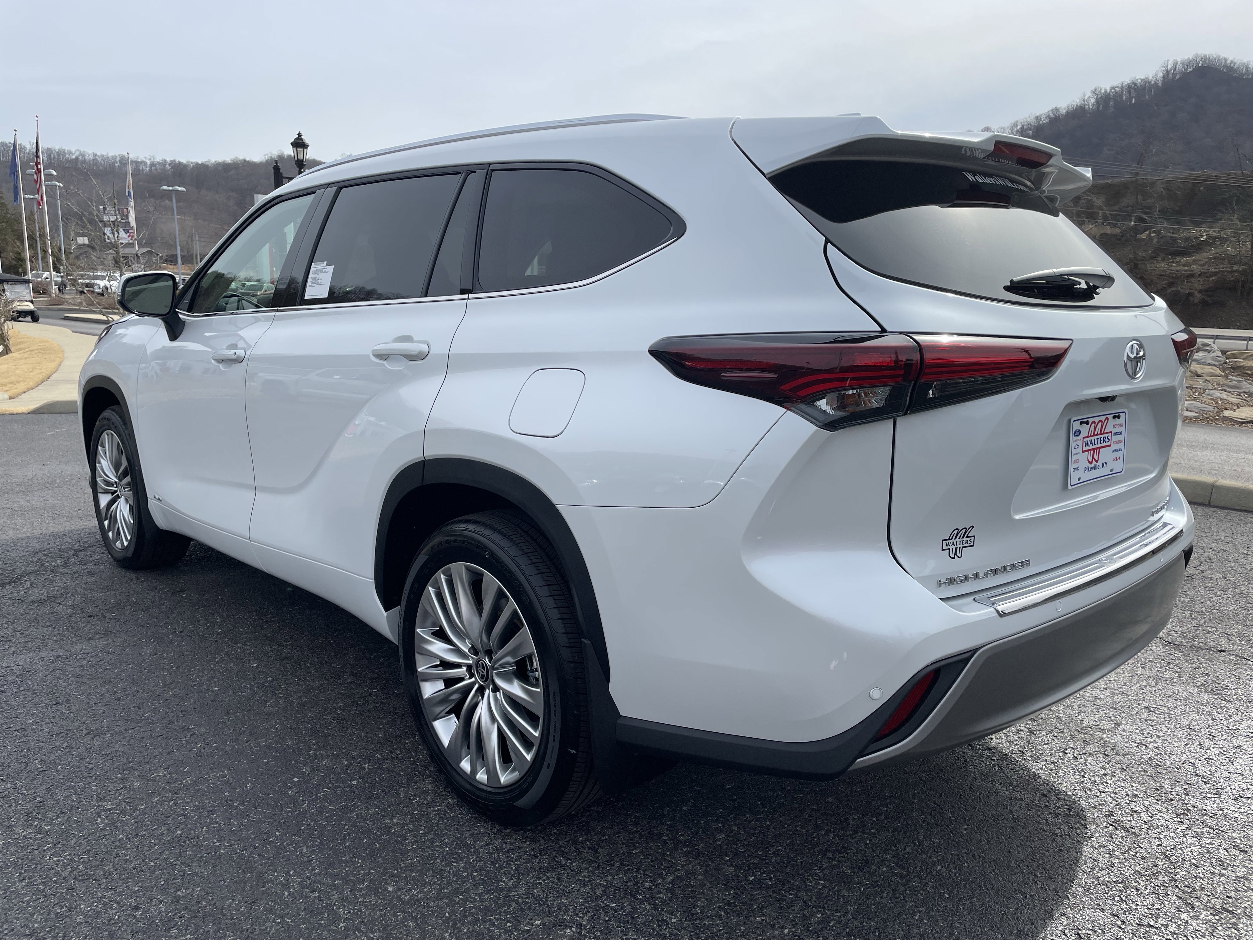 New 2026 Toyota Highlander Platinum image 4