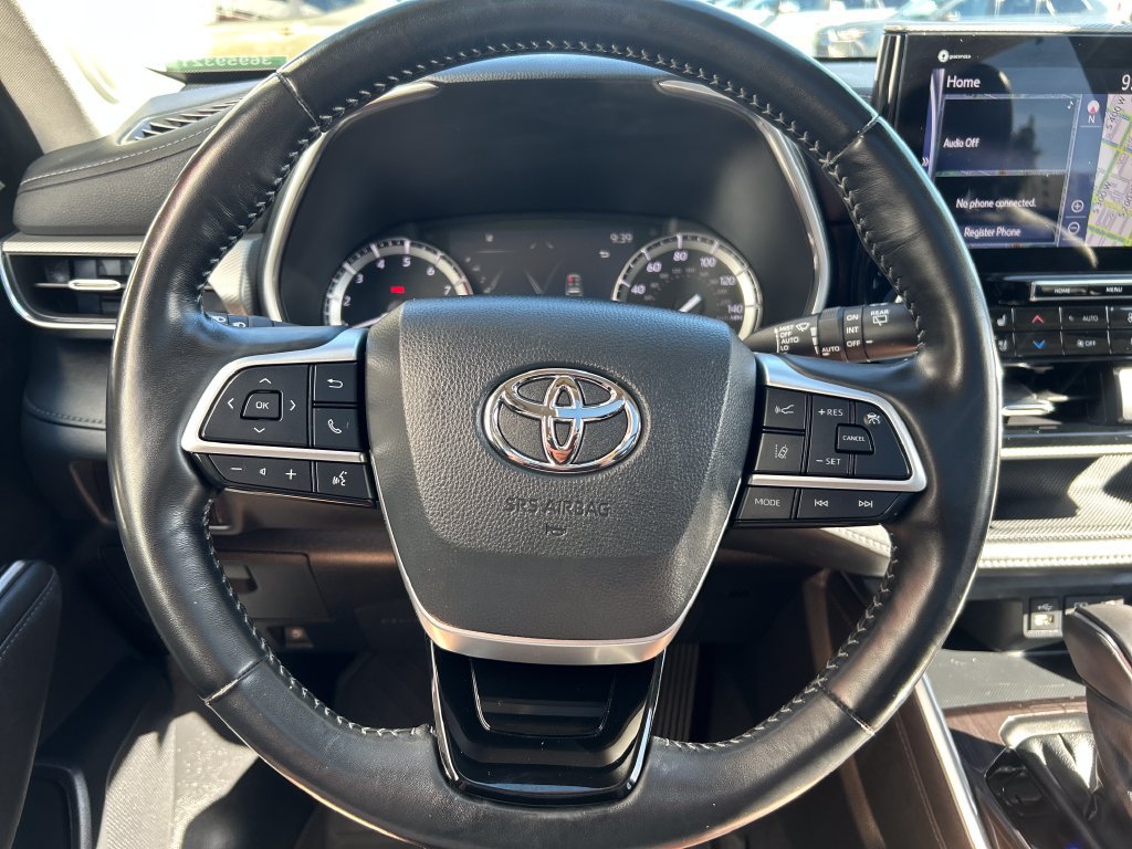 Certified 2022 Toyota Highlander Platinum AWD/4WD image 17