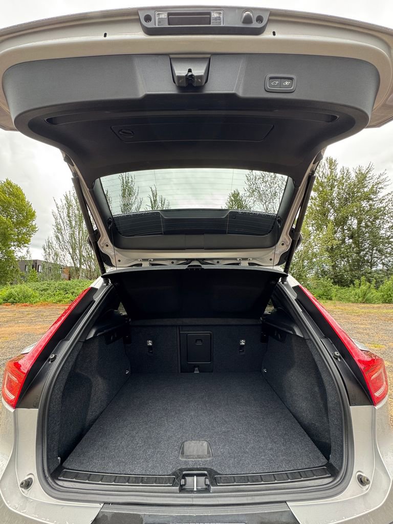 Used 2024 Volvo XC40 B5 Core AWD/4WD image 9