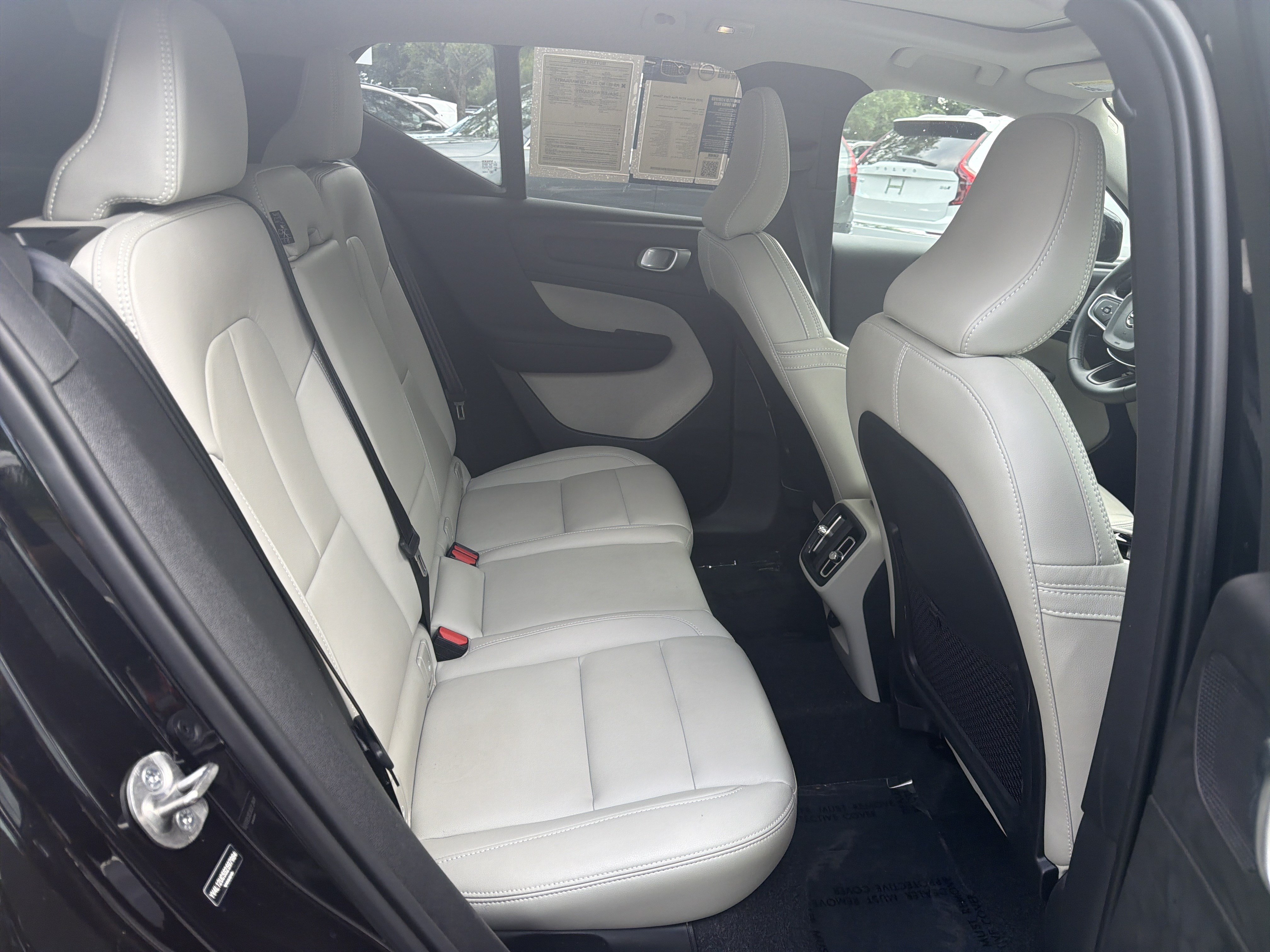 Certified 2025 Volvo XC40 B5 Plus AWD/4WD image 33