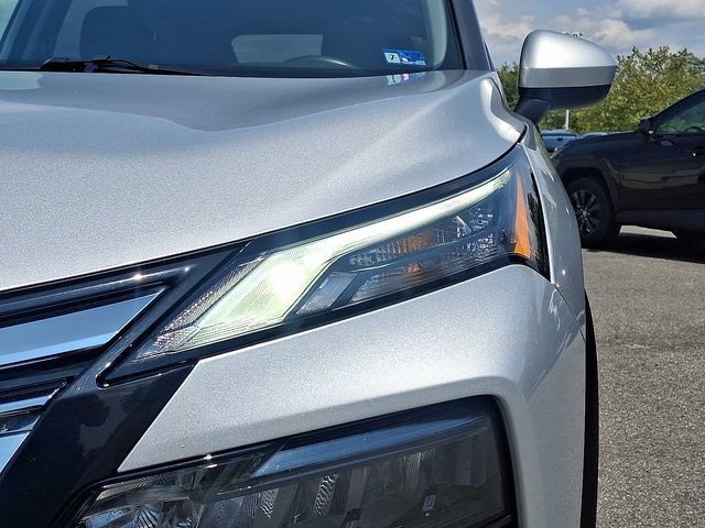 Used 2025 Nissan Rogue SV AWD/4WD image 9