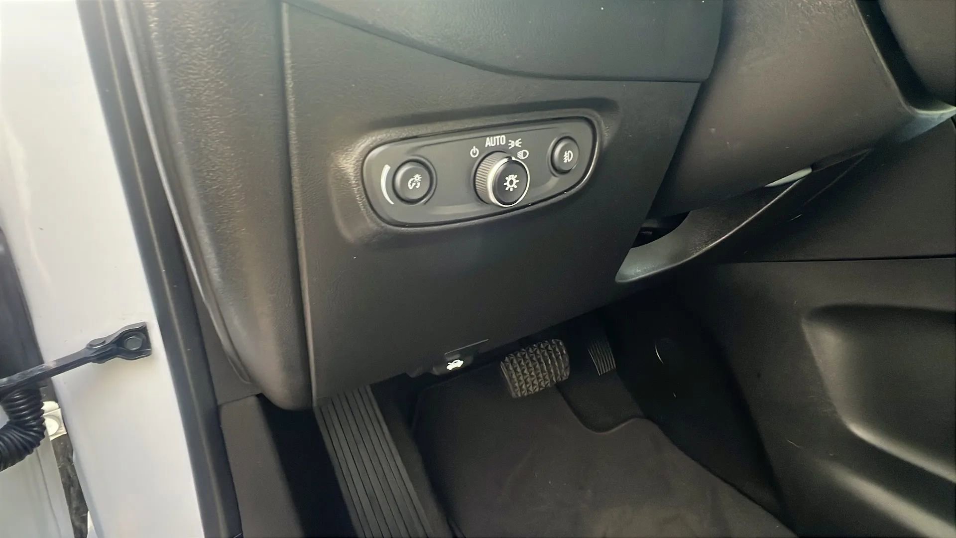 Used 2020 Chevrolet Equinox LT w/ Driver Convenience Package image 22