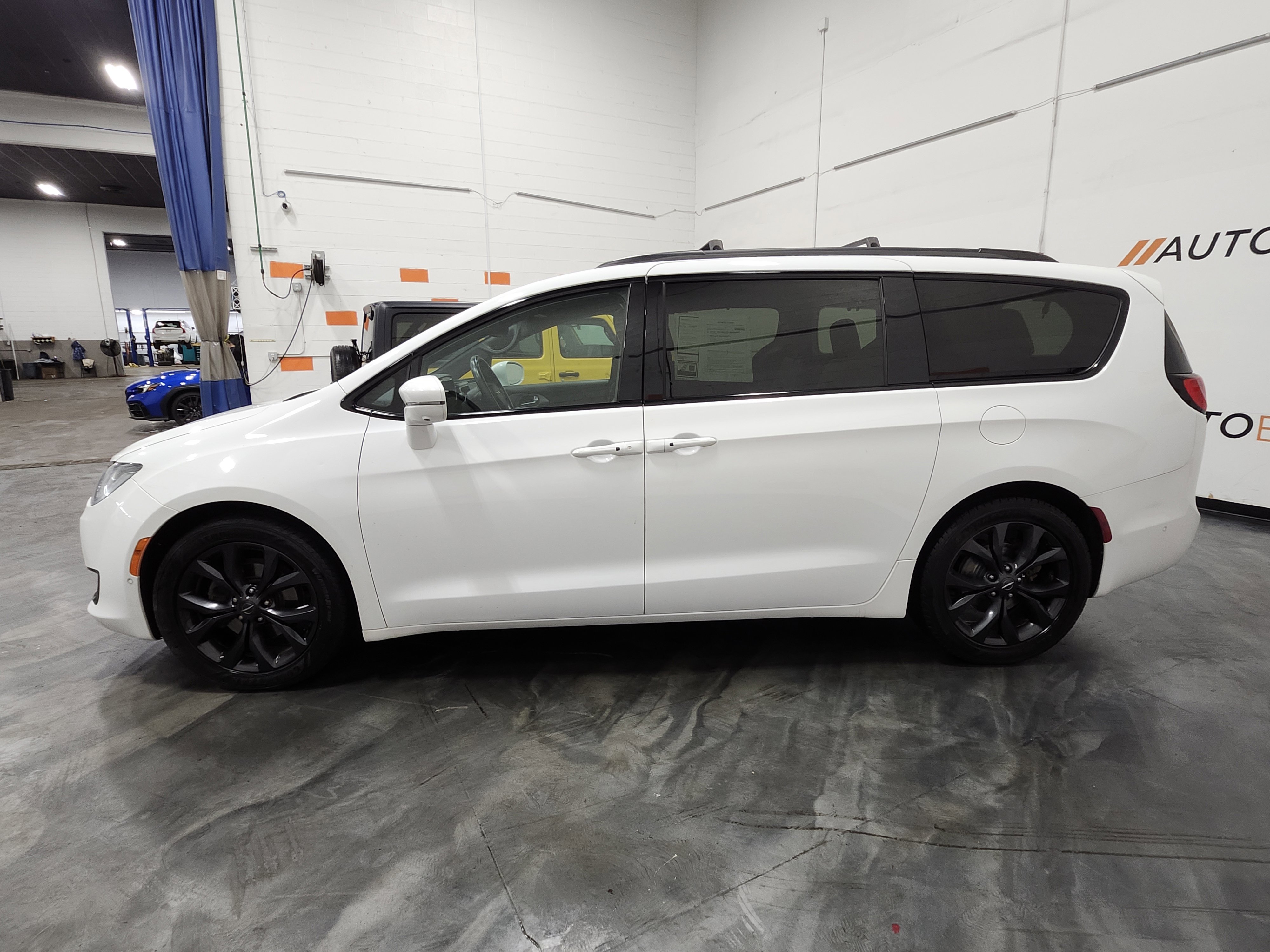 Used 2019 Chrysler Pacifica Limited w/ Advanced Safetytec Group image 13
