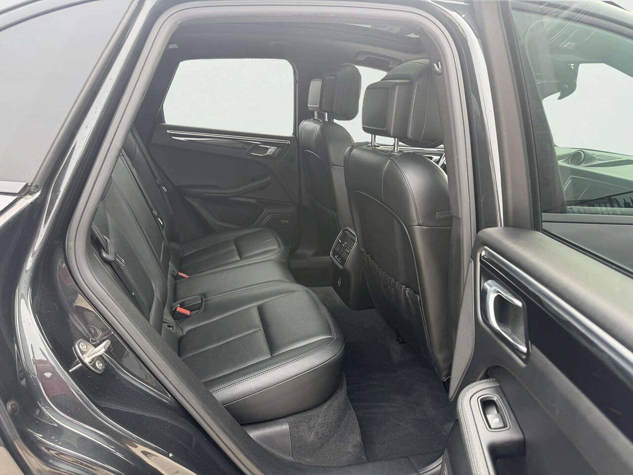 Used 2018 Porsche Macan AWD/4WD image 13
