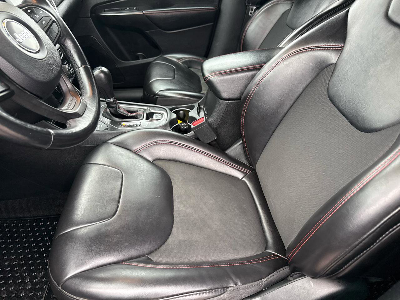 Used 2019 Jeep Cherokee Trailhawk w/ Comfort/Convenience Group AWD/4WD image 12