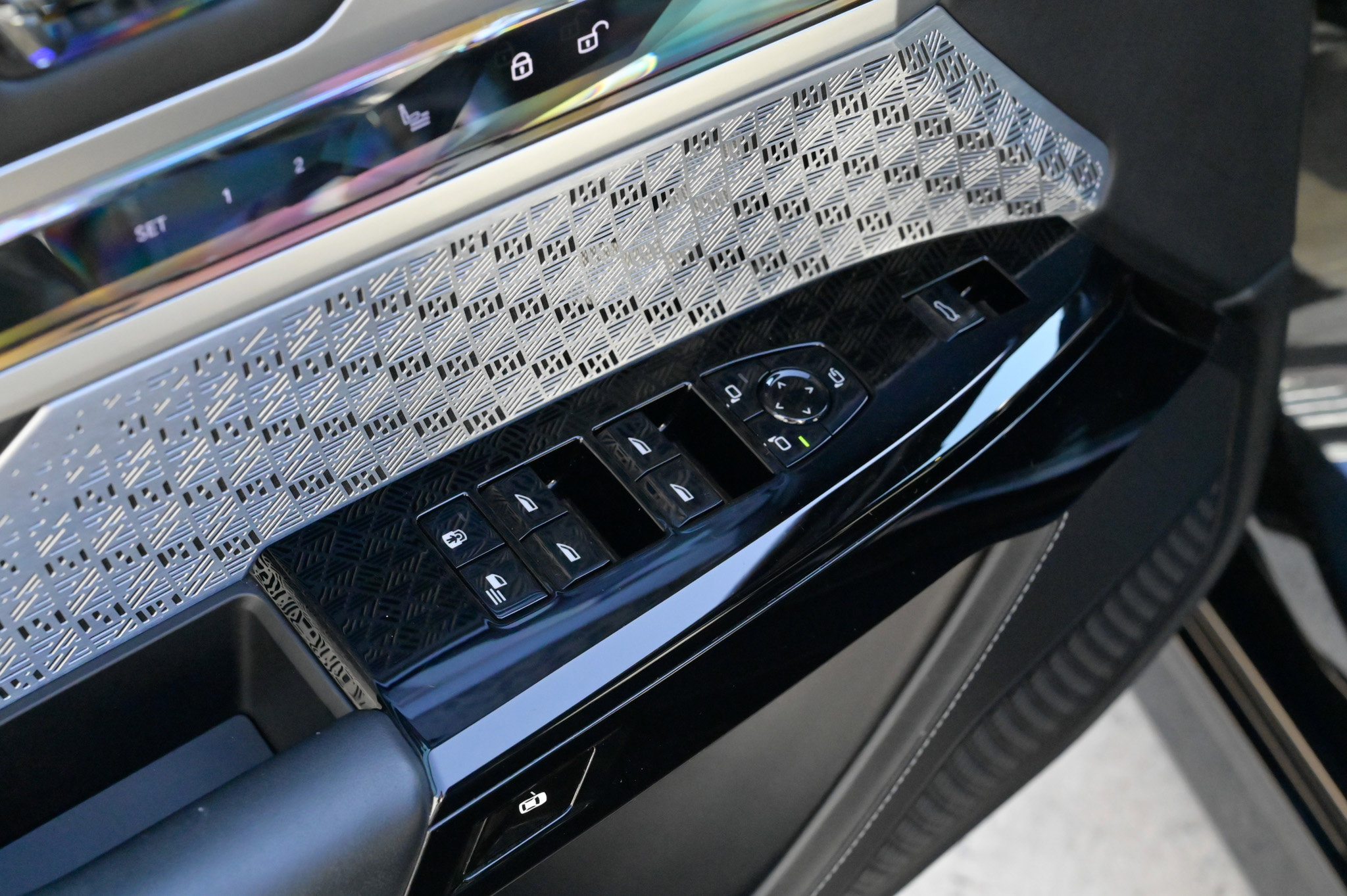 Used 2023 BMW 760i xDrive w/ Executive Package image 19