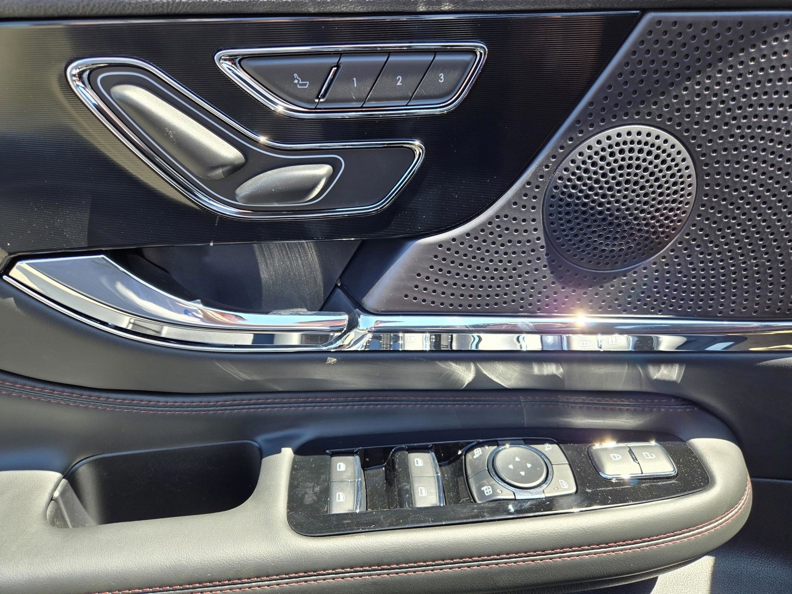 Used 2025 Lincoln Corsair Grand Touring image 8