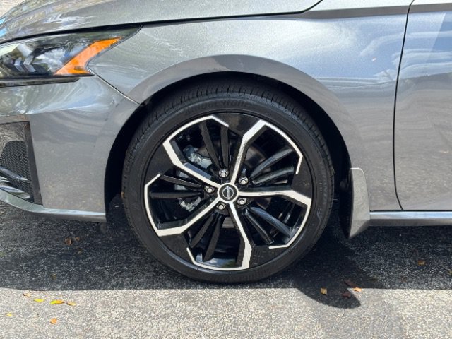 Used 2024 Nissan Altima 2.5 SR w/ SR Premium Package FWD image 9