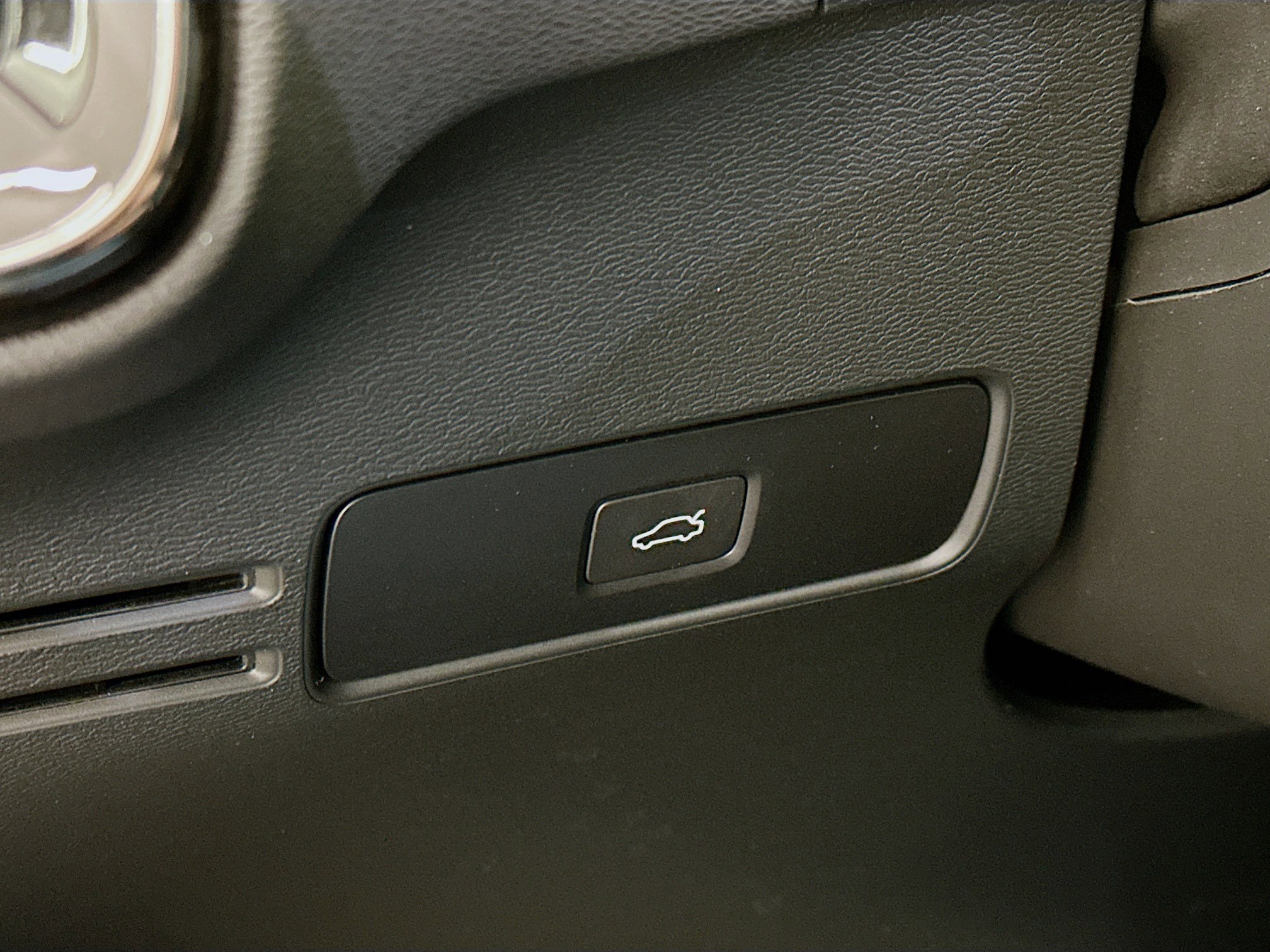 Used 2025 Volvo XC40 B5 Plus image 17