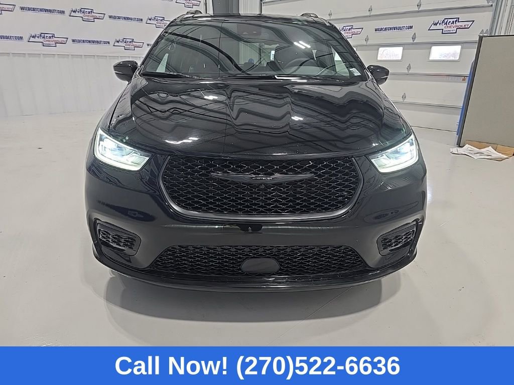 Used 2025 Chrysler Pacifica Limited image 10