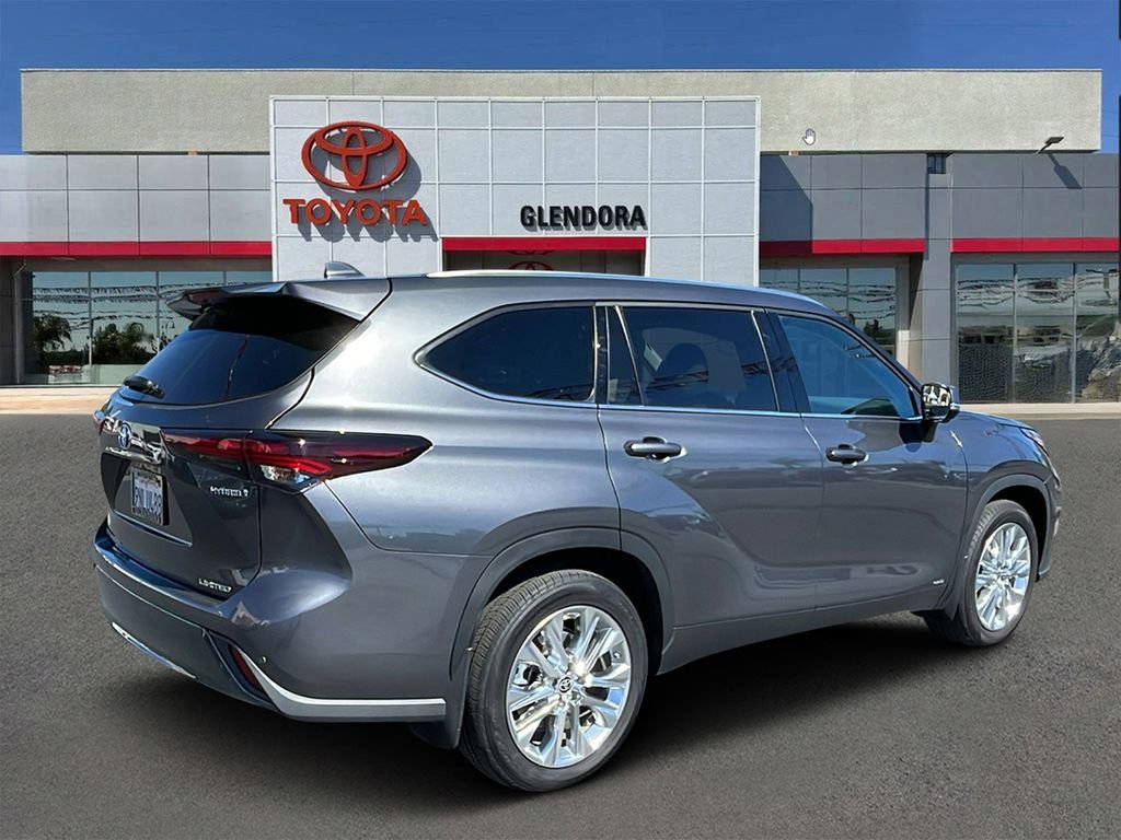 Used 2024 Toyota Highlander Limited image 3
