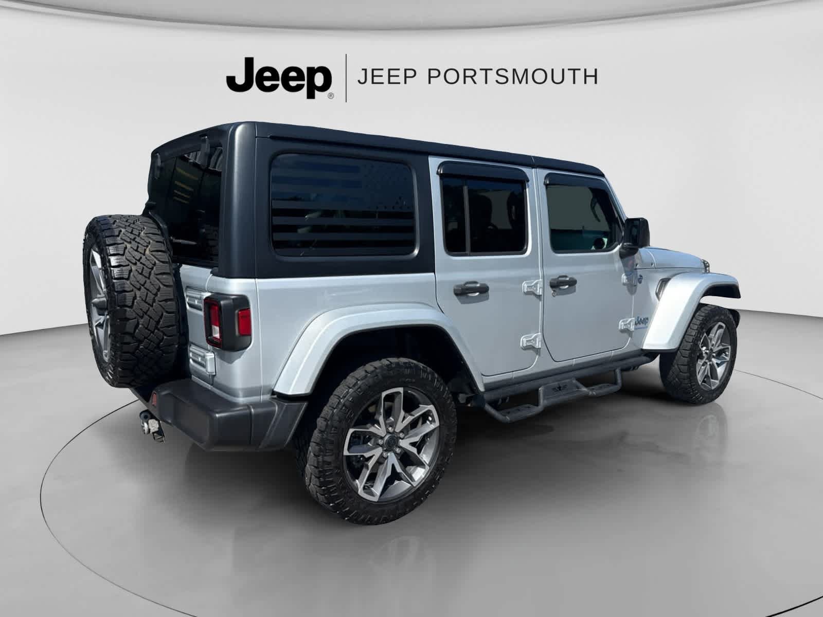 Used 2024 Jeep Wrangler Unlimited AWD/4WD image 3