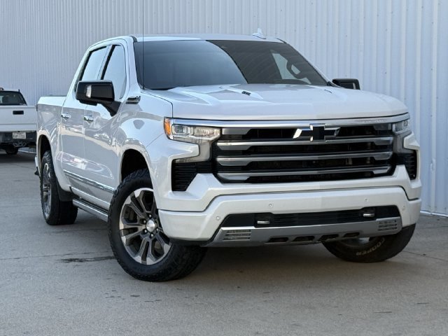 Used 2023 Chevrolet Silverado 1500 High Country w/ Technology Package AWD/4WD image 2