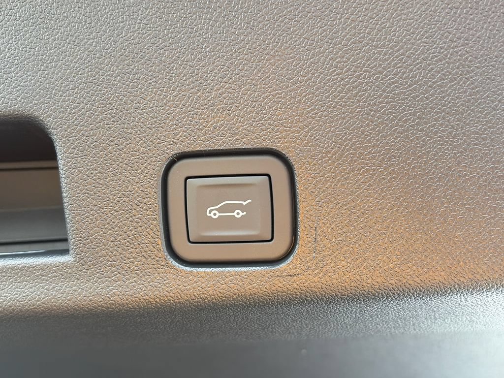 New 2027 Chevrolet Traverse RS w/ LPO, Floor Liner Package AWD/4WD image 8