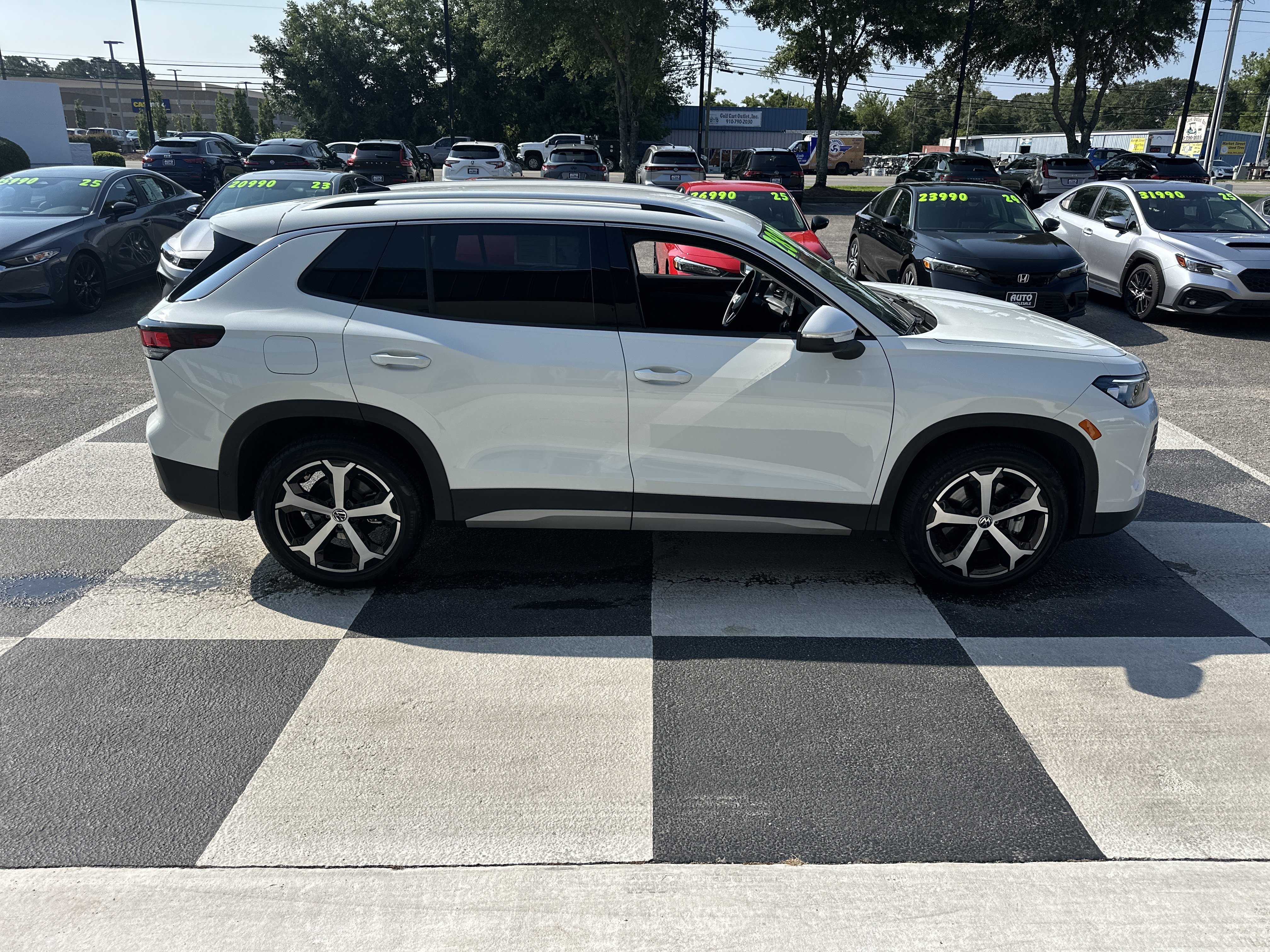 Used 2025 Volkswagen Tiguan SE AWD/4WD image 3