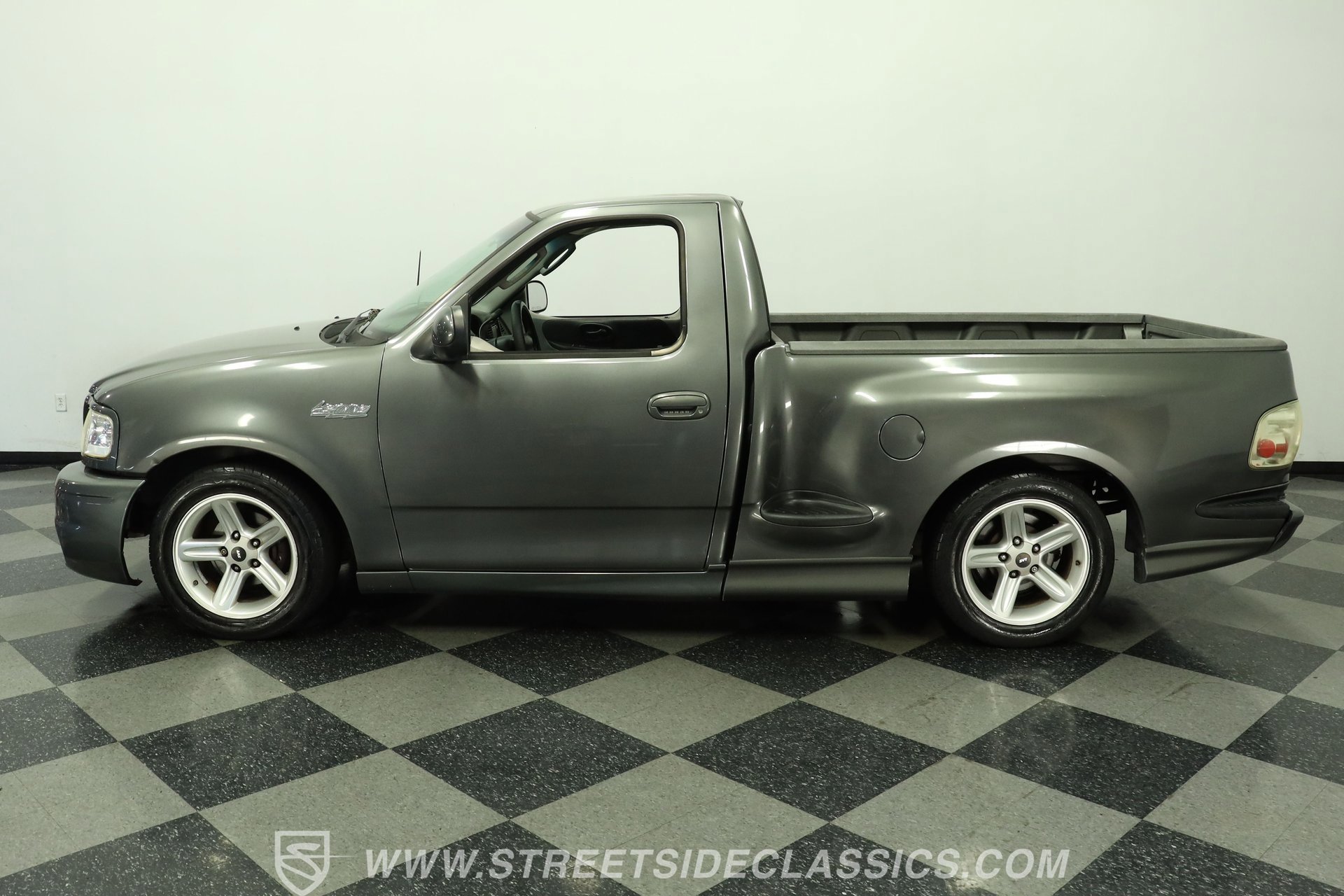 Used 2003 Ford F150 Lightning RWD image 2