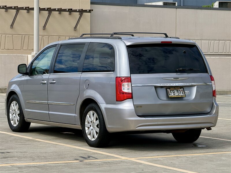 Used 2015 Chrysler Town & Country Touring FWD image 4