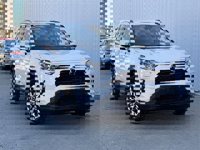 Used 2020 Toyota RAV4 XLE Premium image 2
