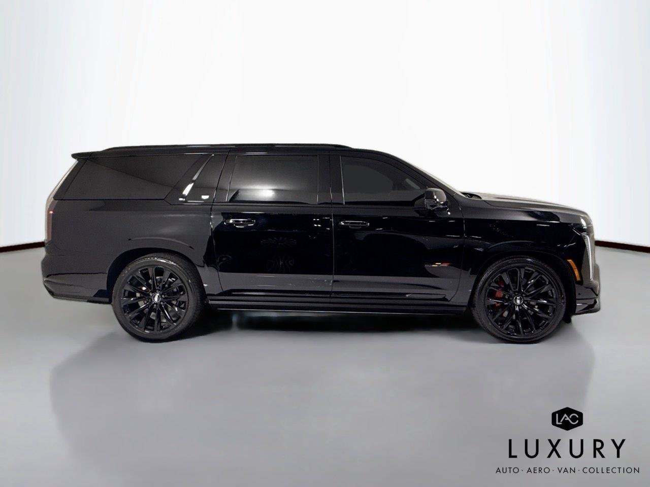 Used 2025 Cadillac Escalade ESV V w/ LPO, ONYX Package AWD/4WD image 4
