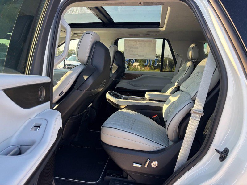 New 2027 Lincoln Navigator Black Label AWD/4WD image 12
