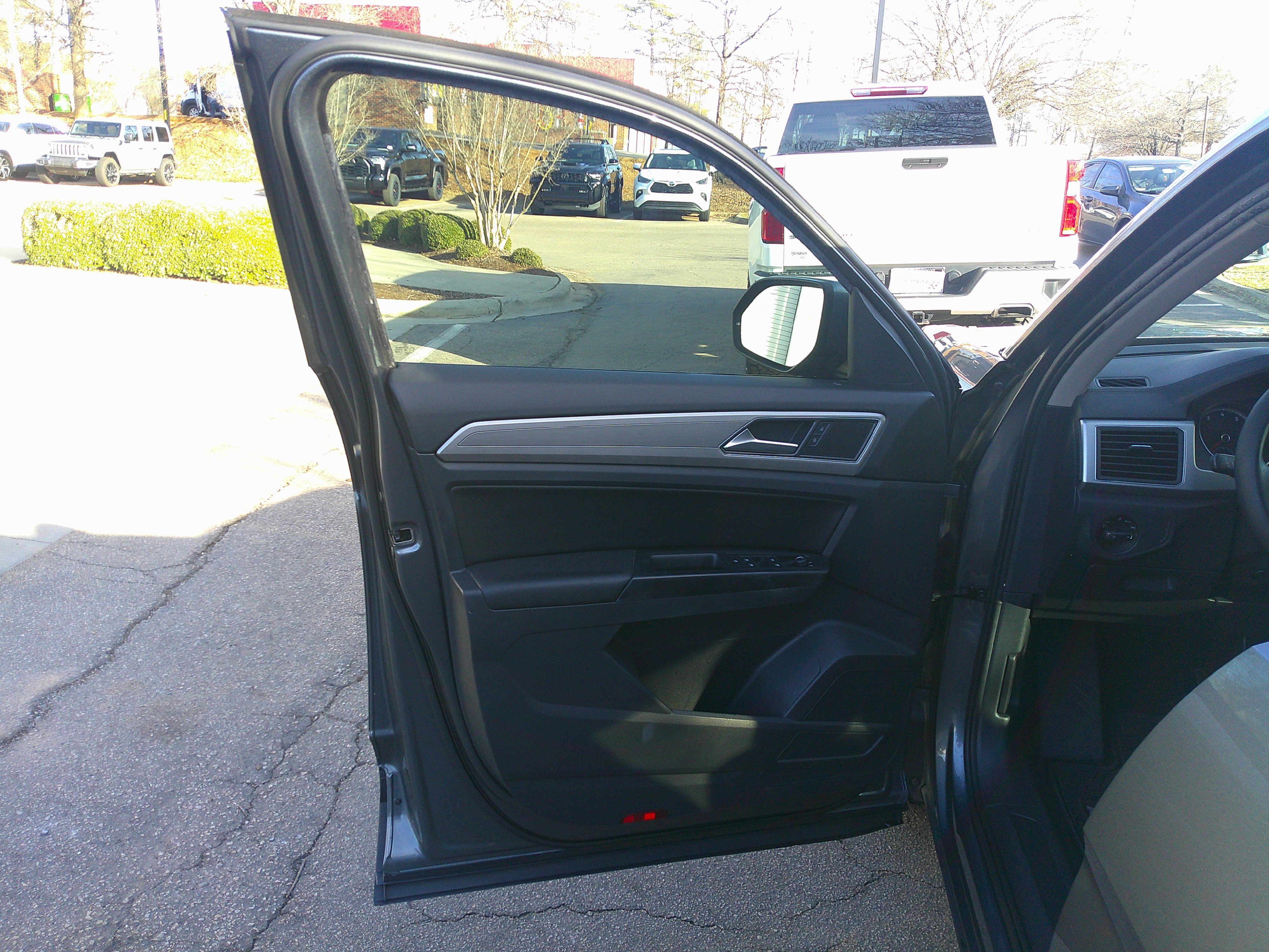 Used 2018 Volkswagen Atlas SE image 16