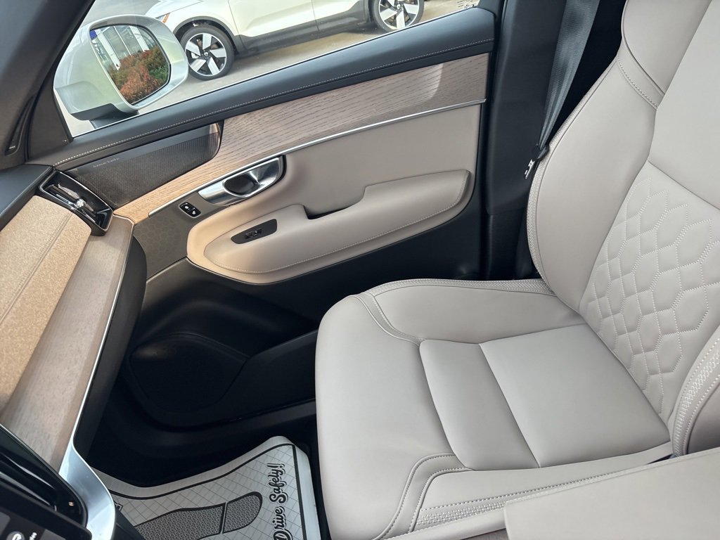 Certified 2025 Volvo XC90 B6 Plus image 35