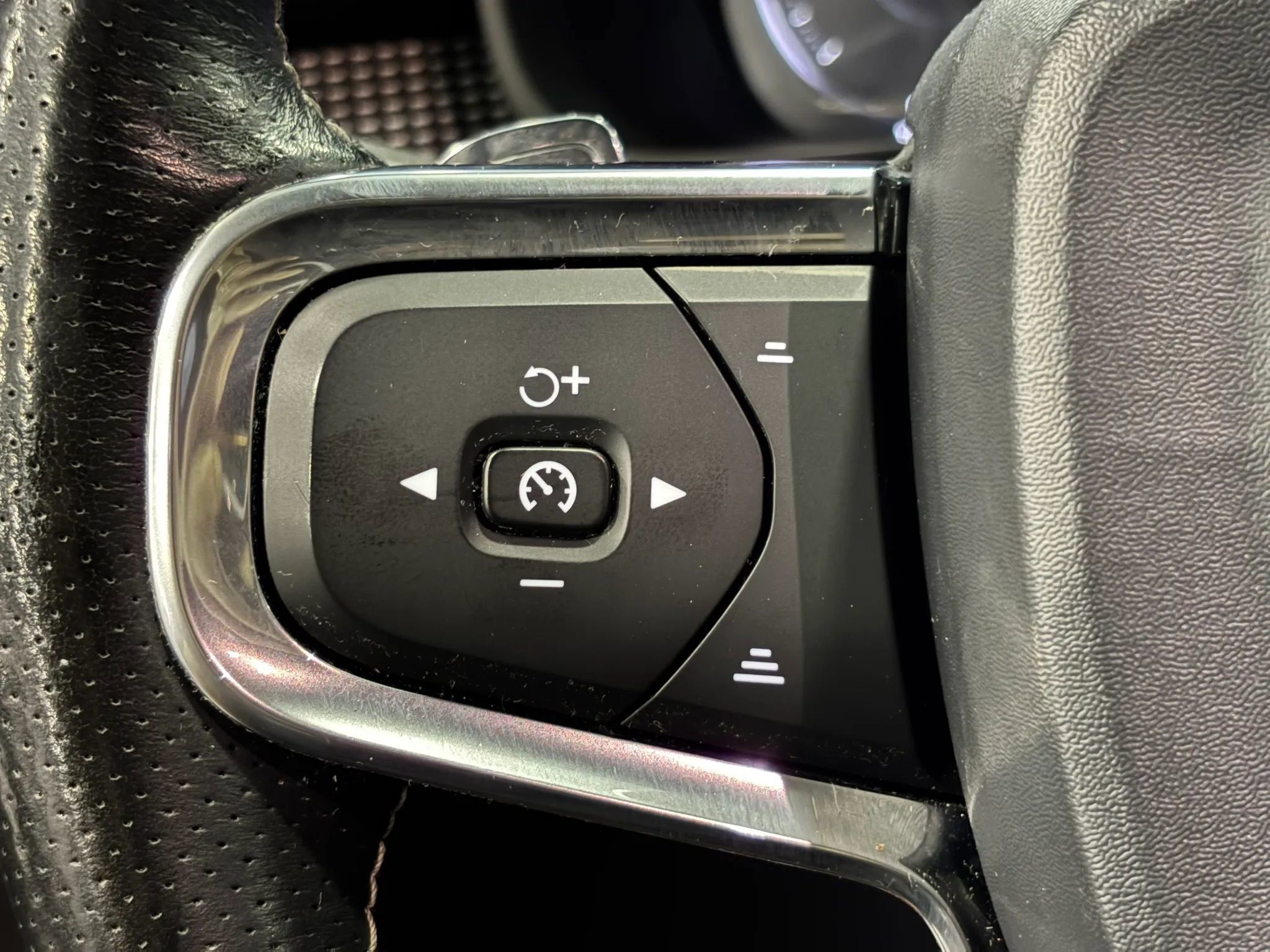 Used 2020 Volvo XC40 T4 R-Design FWD image 28