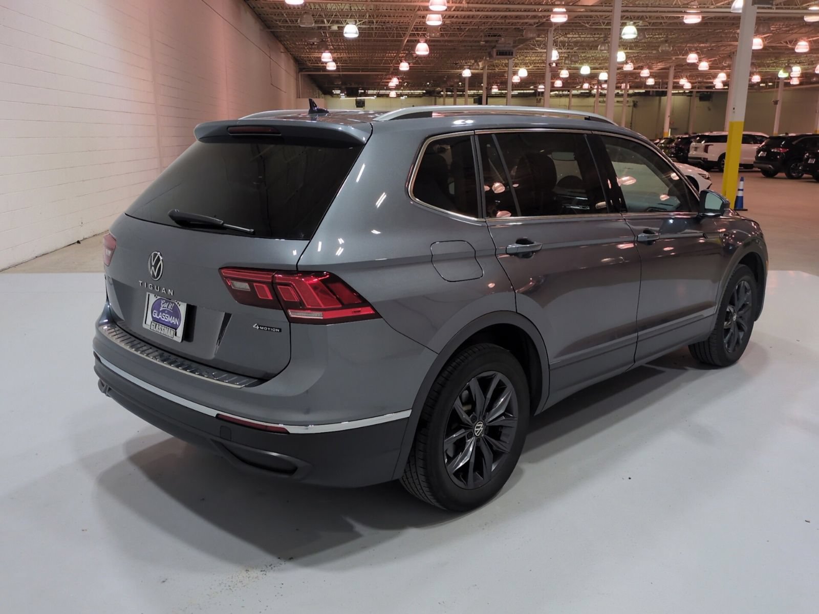 Used 2024 Volkswagen Tiguan SE w/ Panoramic Sunroof Package AWD/4WD image 3