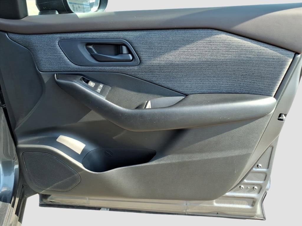 Used 2023 Nissan Rogue S image 15