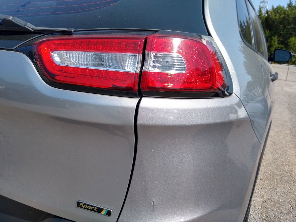 Used 2015 Jeep Cherokee Sport image 10