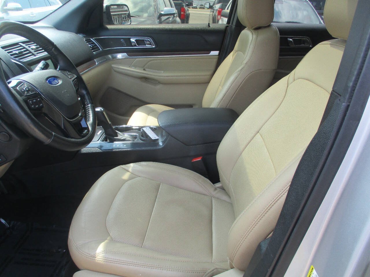 Used 2017 Ford Explorer Limited w/ Equipment Group 301A FWD image 16
