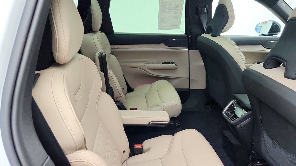 Used 2025 Volvo EX90 Plus AWD/4WD image 39