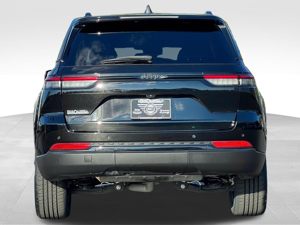 Used 2023 Jeep Grand Cherokee Altitude AWD/4WD image 6