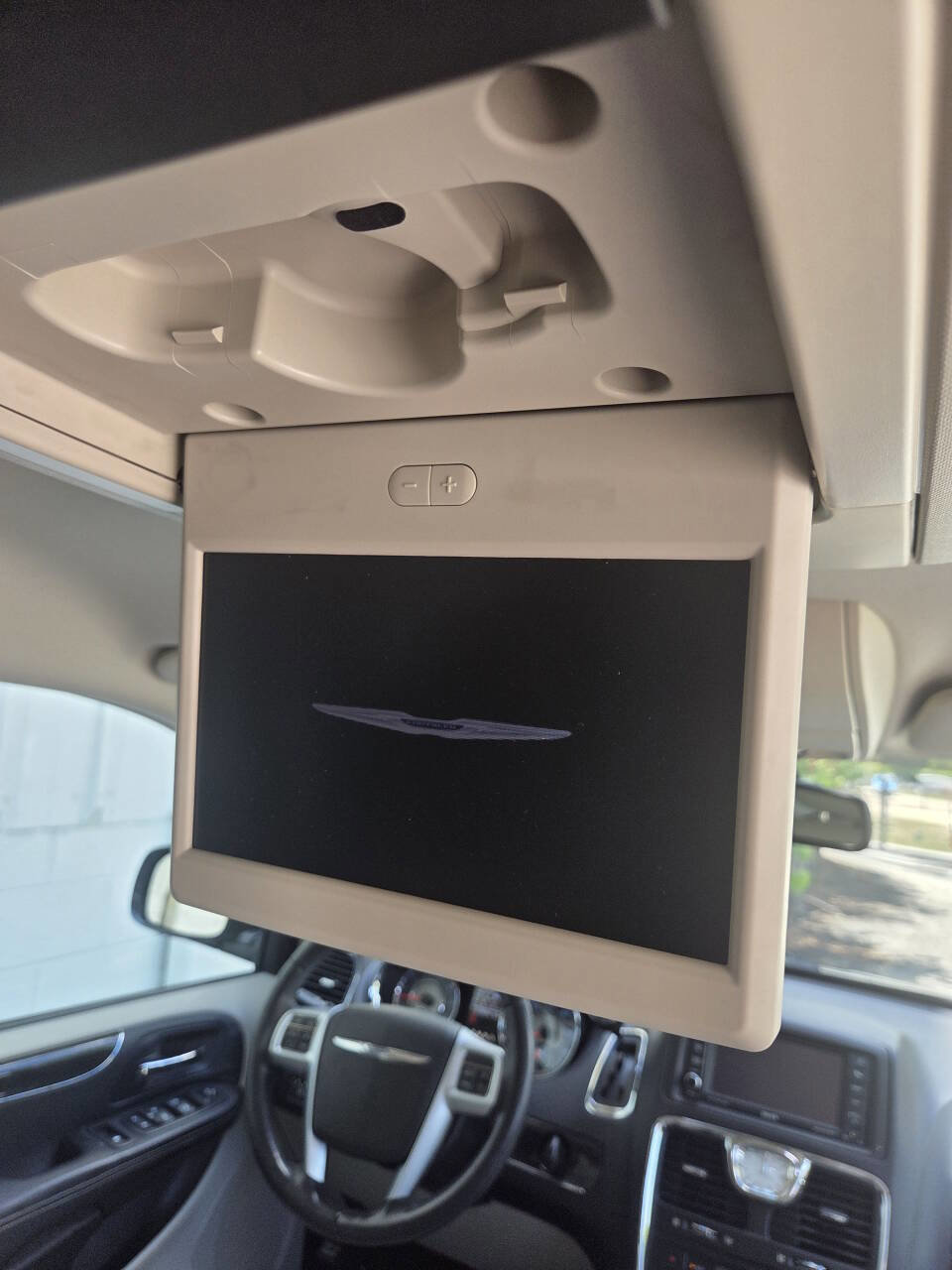 Used 2013 Chrysler Town & Country Touring image 18