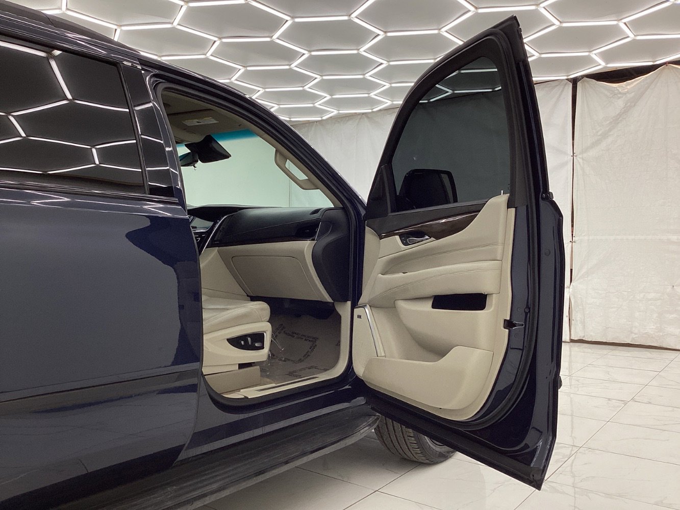 Used 2020 Cadillac Escalade Luxury image 17