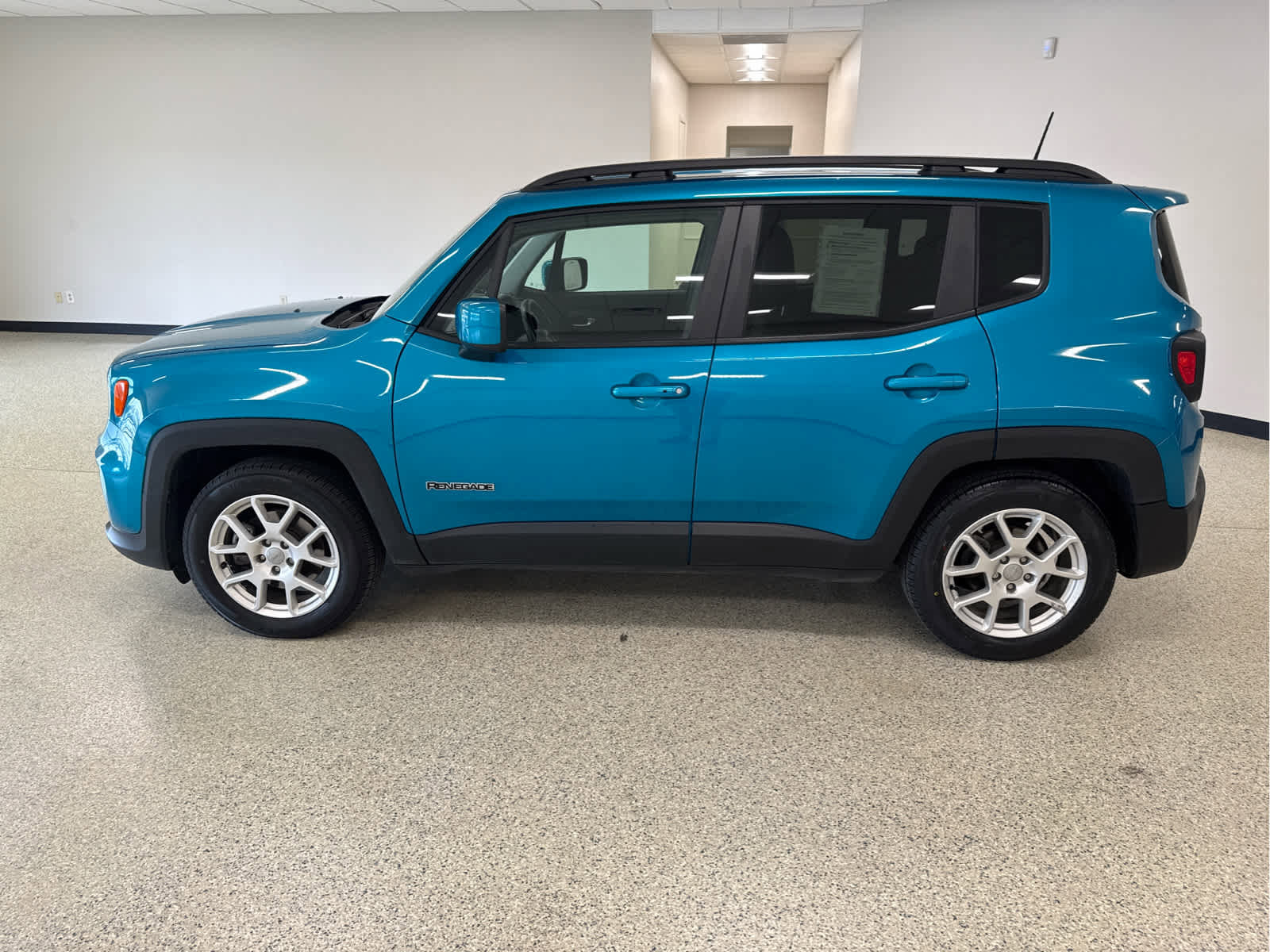Used 2020 Jeep Renegade Latitude w/ Cold Weather Group image 8
