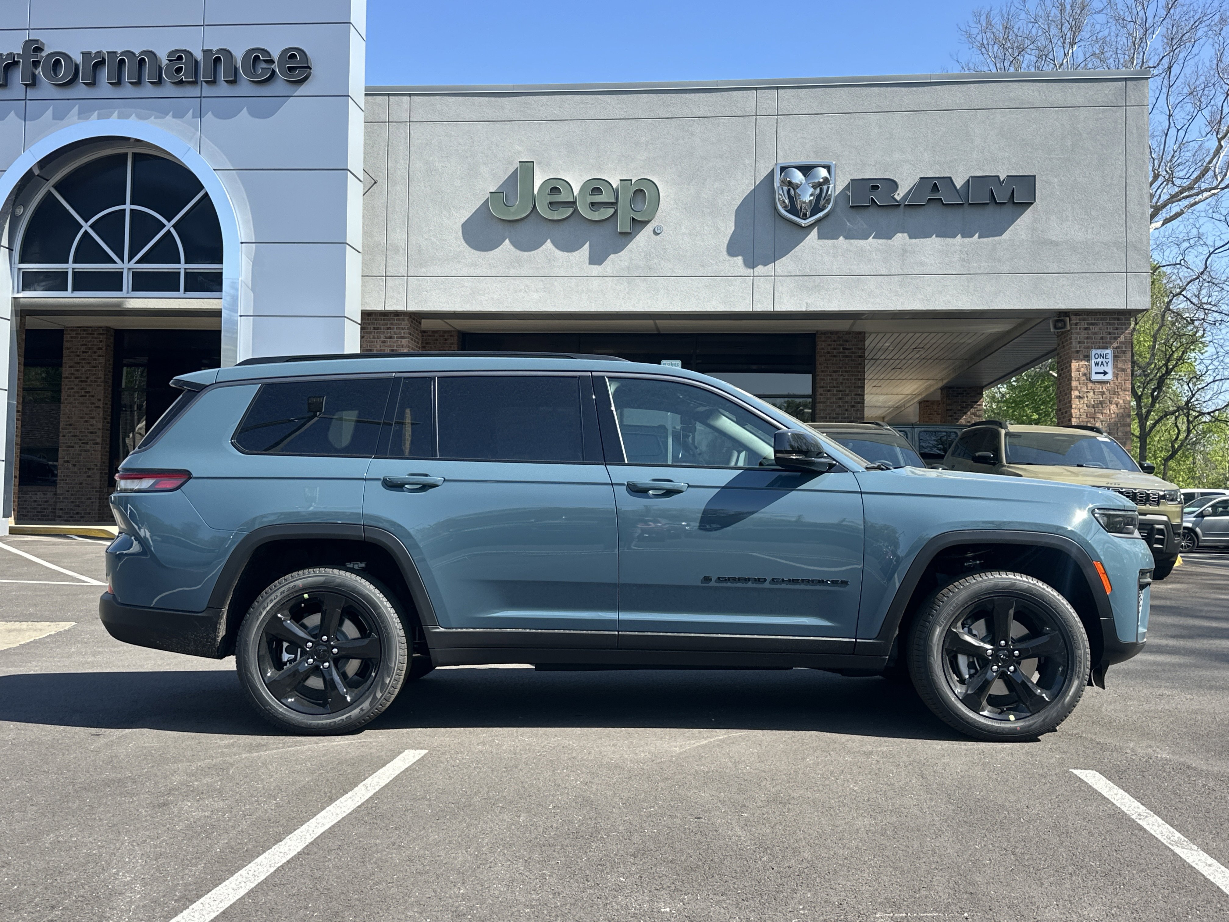New 2026 Jeep Grand Cherokee L Limited w/ Limited Altitude Package AWD/4WD image 17