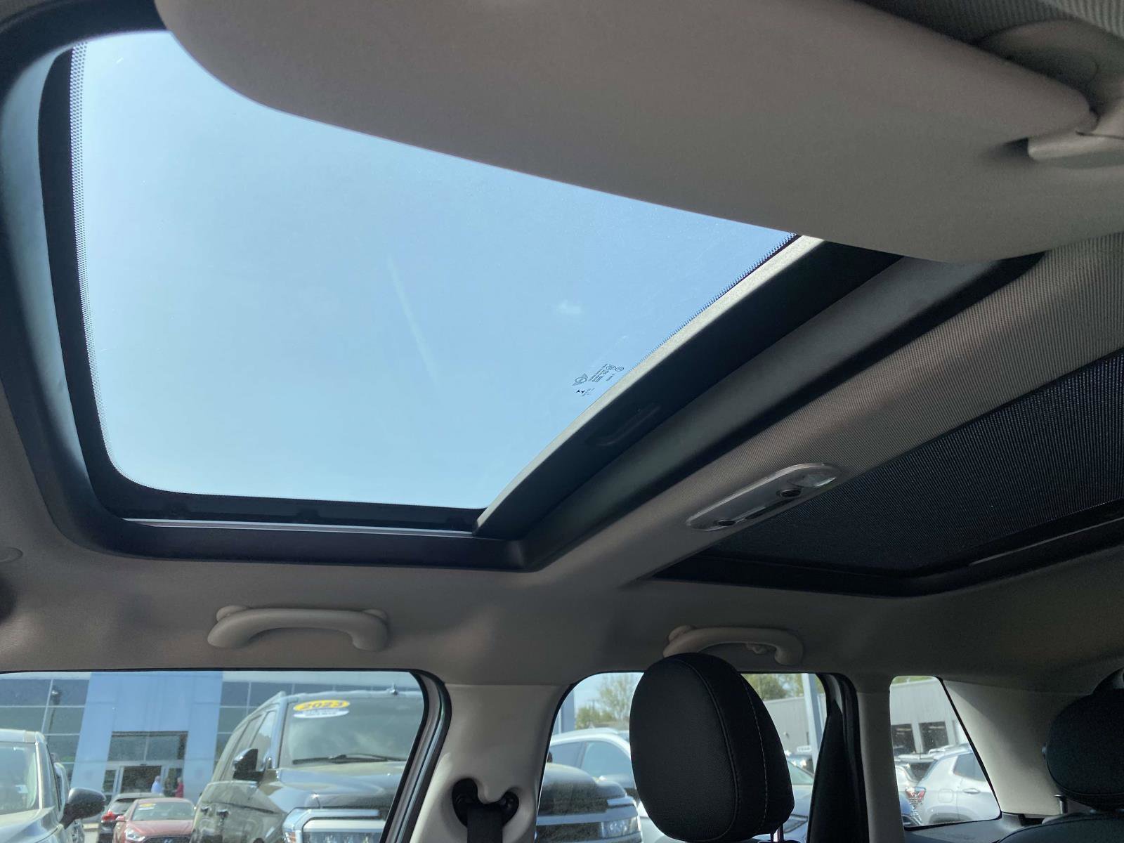 Used 2019 MINI Cooper 4-Door Hardtop w/ Signature Upholstery Package image 15