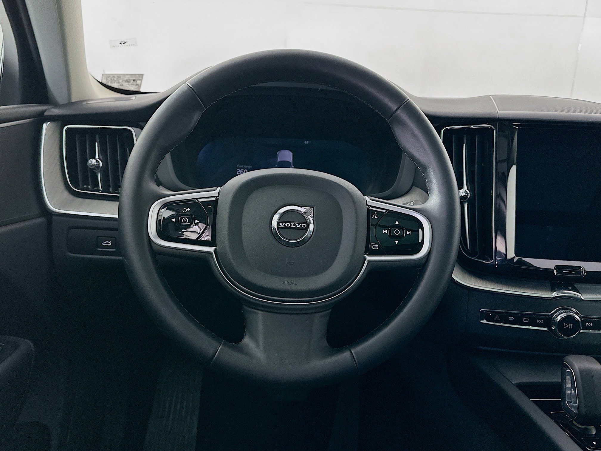 Used 2025 Volvo XC60 B5 Plus image 18